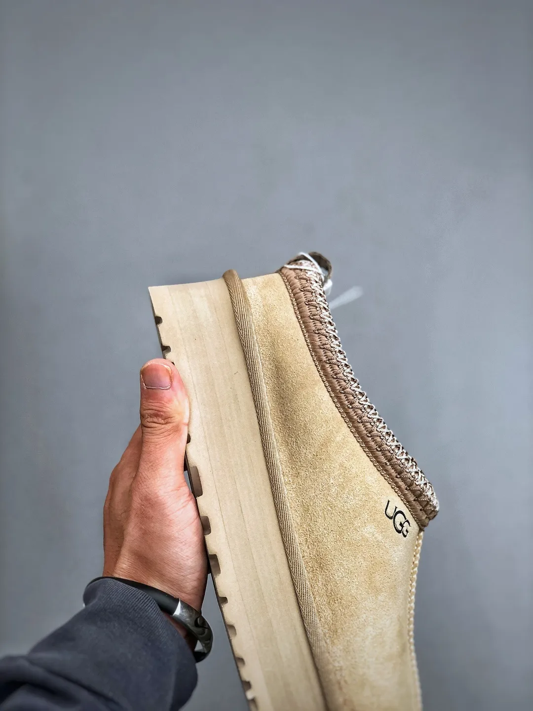 Local self-pickup💰560 supports store placement. The top version on the market. UGG Tazz ethnic style thick-soled women's model. Xiaohongshu's hot model. Produced by a major foreign trade factory in Guangzhou. From toe to insole, genuine sheep fur. Independent outer box packaging. Chip. With waterproof technology. Differentiating from any version on the market. 5cm thick sole. Independently developed original outsole. Cashmere insole. Keep warm when going out in winter. It is a very suitable choice for home use. In the new year, uug has launched a style series, which is partially biased towards the preferences of young consumers. It has also moved to the forefront of fashion trends. Shoe body material. Water-repellent coated suede upper. 17mm UGGPURE™ implanted wool insole. Lightweight non-slip and comfortable rubber outsole. With brand LOGO. With full packaging. Size: 35-40